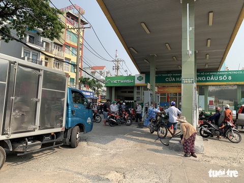 TP.HCM: Hết cảnh ùn ùn đổ xăng trước thời điểm tăng giá - Ảnh 2. TP.HCM: Hết cảnh ùn ùn đổ xăng trước thời điểm tăng giá - Ảnh 2.