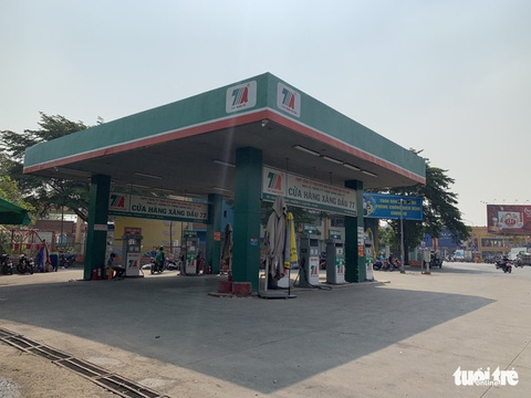 TP.HCM: Hết cảnh ùn ùn đổ xăng trước thời điểm tăng giá - Ảnh 3. TP.HCM: Hết cảnh ùn ùn đổ xăng trước thời điểm tăng giá - Ảnh 3.