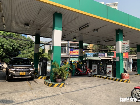 TP.HCM: Hết cảnh ùn ùn đổ xăng trước thời điểm tăng giá - Ảnh 4. TP.HCM: Hết cảnh ùn ùn đổ xăng trước thời điểm tăng giá - Ảnh 4.