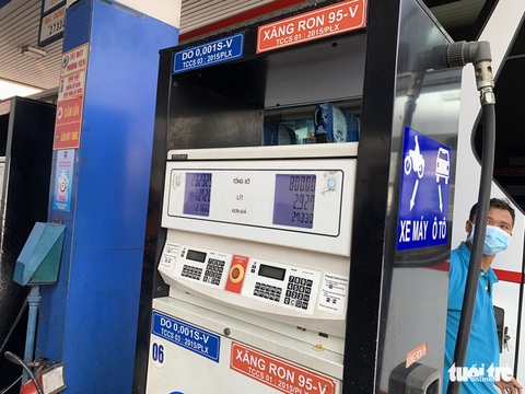 TP.HCM: Hết cảnh ùn ùn đổ xăng trước thời điểm tăng giá - Ảnh 6. TP.HCM: Hết cảnh ùn ùn đổ xăng trước thời điểm tăng giá - Ảnh 6.