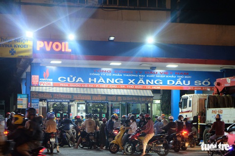 TP.HCM: Hết cảnh ùn ùn đổ xăng trước thời điểm tăng giá - Ảnh 9. TP.HCM: Hết cảnh ùn ùn đổ xăng trước thời điểm tăng giá - Ảnh 9.