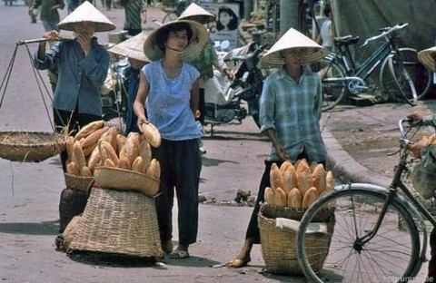 Bánh mì Việt ký sự - Kỳ 8: Bánh mì Hà Nội, từ lầu son đến vỉa hè - Ảnh 1. Bánh mì Việt ký sự - Kỳ 8: Bánh mì Hà Nội, từ lầu son đến vỉa hè - Ảnh 1.
