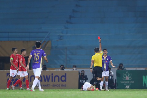 Văn Kiên nhận thẻ đỏ, Hà Nội FC không thể thắng CLB TP.HCM - Ảnh 1. Văn Kiên nhận thẻ đỏ, Hà Nội FC không thể thắng CLB TP.HCM - Ảnh 1.