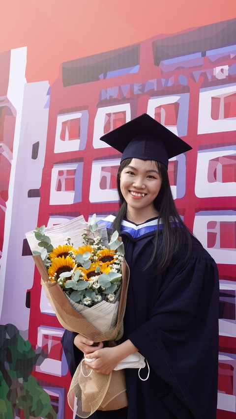 Nữ sinh tốt nghiệp đại học loại giỏi cùng lúc hai ngành - Ảnh 1. Nữ sinh tốt nghiệp đại học loại giỏi cùng lúc hai ngành - Ảnh 1.