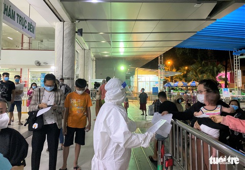 Thâu đêm test nhanh, khám bệnh trẻ mắc COVID-19 ở bệnh viện nhi TP.HCM - Ảnh 2. Thâu đêm test nhanh, khám bệnh trẻ mắc COVID-19 ở bệnh viện nhi TP.HCM - Ảnh 2.