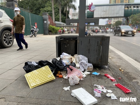 Hà Nội yêu cầu phân loại, cung cấp đầy đủ túi đựng rác tại gia đình có F0 - Ảnh 3. Hà Nội yêu cầu phân loại, cung cấp đầy đủ túi đựng rác tại gia đình có F0 - Ảnh 3.