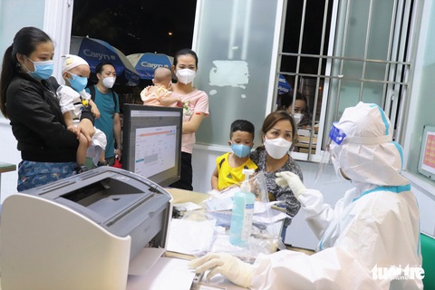 Thâu đêm test nhanh, khám bệnh trẻ mắc COVID-19 ở bệnh viện nhi TP.HCM - Ảnh 4. Thâu đêm test nhanh, khám bệnh trẻ mắc COVID-19 ở bệnh viện nhi TP.HCM - Ảnh 4.
