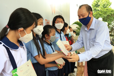 200 thiếu nhi thi vẽ tranh áo dài và hoa - Ảnh 3. 200 thiếu nhi thi vẽ tranh áo dài và hoa - Ảnh 3.