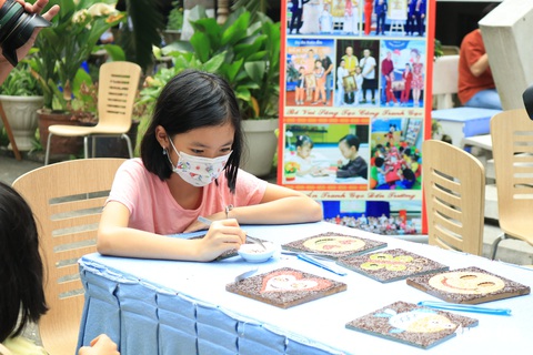 200 thiếu nhi thi vẽ tranh áo dài và hoa - Ảnh 5. 200 thiếu nhi thi vẽ tranh áo dài và hoa - Ảnh 5.