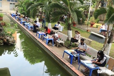200 thiếu nhi thi vẽ tranh áo dài và hoa - Ảnh 2. 200 thiếu nhi thi vẽ tranh áo dài và hoa - Ảnh 2.