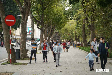 Phố phường Hà Nội đông vui trở lại sau những ngày vắng vẻ vì số ca F0 tăng kỷ lục - Ảnh 8. Phố phường Hà Nội đông vui trở lại sau những ngày vắng vẻ vì số ca F0 tăng kỷ lục - Ảnh 8.