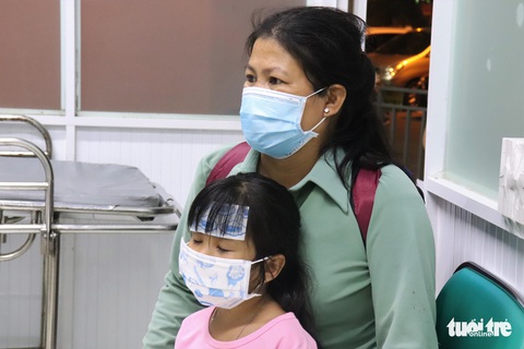 Thâu đêm test nhanh, khám bệnh trẻ mắc COVID-19 ở bệnh viện nhi TP.HCM - Ảnh 5. Thâu đêm test nhanh, khám bệnh trẻ mắc COVID-19 ở bệnh viện nhi TP.HCM - Ảnh 5.