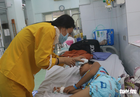 Trẻ mắc COVID-19 tăng, Sở Y tế TP.HCM yêu cầu các bệnh viện chuẩn bị 30-50% số giường để điều trị - Ảnh 1. Trẻ mắc COVID-19 tăng, Sở Y tế TP.HCM yêu cầu các bệnh viện chuẩn bị 30-50% số giường để điều trị - Ảnh 1.