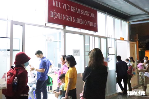 Thâu đêm test nhanh, khám bệnh trẻ mắc COVID-19 ở bệnh viện nhi TP.HCM - Ảnh 3. Thâu đêm test nhanh, khám bệnh trẻ mắc COVID-19 ở bệnh viện nhi TP.HCM - Ảnh 3.