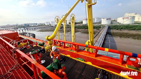 Trên con tàu chở xăng dầu về đất Việt - Ảnh 1. Trên con tàu chở xăng dầu về đất Việt - Ảnh 1.