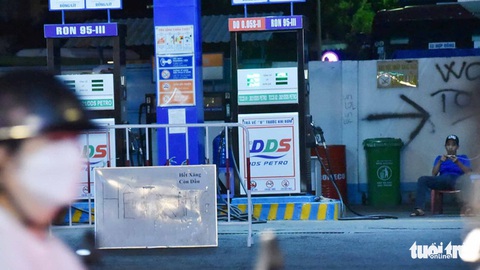 Giá lập kỷ lục, doanh nghiệp xăng dầu vẫn than lỗ - Ảnh 1. Giá lập kỷ lục, doanh nghiệp xăng dầu vẫn than lỗ - Ảnh 1.