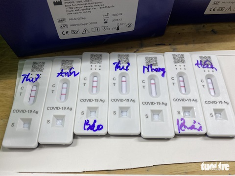 Thâu đêm test nhanh, khám bệnh trẻ mắc COVID-19 ở bệnh viện nhi TP.HCM - Ảnh 8. Thâu đêm test nhanh, khám bệnh trẻ mắc COVID-19 ở bệnh viện nhi TP.HCM - Ảnh 8.