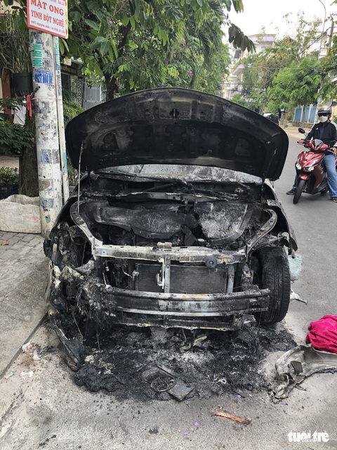 Công an điều tra vụ 3 ôtô nghi bị đốt lúc rạng sáng tại quận 7 - Ảnh 3. Công an điều tra vụ 3 ôtô nghi bị đốt lúc rạng sáng tại quận 7 - Ảnh 3.