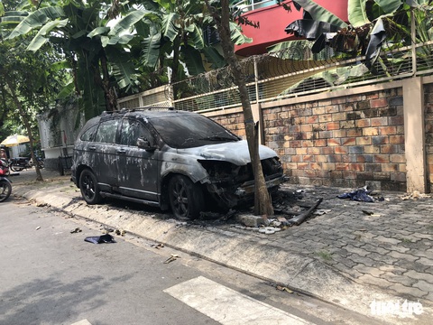 Công an điều tra vụ 3 ôtô nghi bị đốt lúc rạng sáng tại quận 7 - Ảnh 4. Công an điều tra vụ 3 ôtô nghi bị đốt lúc rạng sáng tại quận 7 - Ảnh 4.