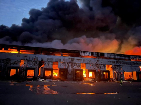 Chiến sự ở Kiev: tăng Nga lừ lừ tiến vào, Ukraine pháo kích đáp trả quyết trụ đến cùng - Ảnh 2. Chiến sự ở Kiev: tăng Nga lừ lừ tiến vào, Ukraine pháo kích đáp trả quyết trụ đến cùng - Ảnh 2.