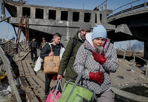 Chiến sự ở Kiev: tăng Nga lừ lừ tiến vào, Ukraine pháo kích đáp trả quyết trụ đến cùng - Ảnh 3. Chiến sự ở Kiev: tăng Nga lừ lừ tiến vào, Ukraine pháo kích đáp trả quyết trụ đến cùng - Ảnh 3.