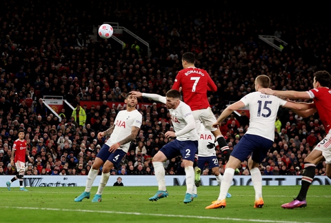 Cú hat-trick phi thường của Ronaldo giúp Man United hạ Tottenham - Ảnh 2. Cú hat-trick phi thường của Ronaldo giúp Man United hạ Tottenham - Ảnh 2.