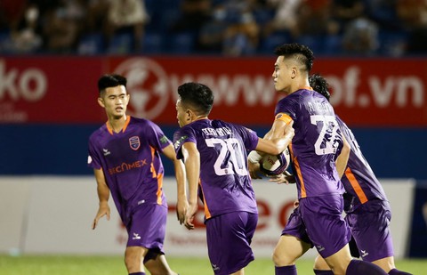 Tiến Linh ghi bàn trên chấm 11m giúp Bình Dương cầm chân Hải Phòng 2-2 - Ảnh 1. Tiến Linh ghi bàn trên chấm 11m giúp Bình Dương cầm chân Hải Phòng 2-2 - Ảnh 1.