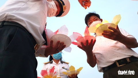 Thả hoa đăng tưởng niệm 64 liệt sĩ Gạc Ma: Hình bóng đồng đội luôn trong tim - Ảnh 2. Thả hoa đăng tưởng niệm 64 liệt sĩ Gạc Ma: Hình bóng đồng đội luôn trong tim - Ảnh 2.
