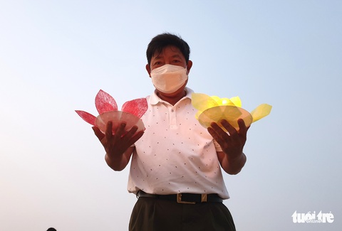 Thả hoa đăng tưởng niệm 64 liệt sĩ Gạc Ma: Hình bóng đồng đội luôn trong tim - Ảnh 5. Thả hoa đăng tưởng niệm 64 liệt sĩ Gạc Ma: Hình bóng đồng đội luôn trong tim - Ảnh 5.