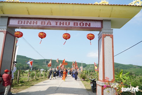 Độc đáo lễ rước sắc, rước nước ở lễ hội Bà Thu Bồn - Ảnh 4. Độc đáo lễ rước sắc, rước nước ở lễ hội Bà Thu Bồn - Ảnh 4.