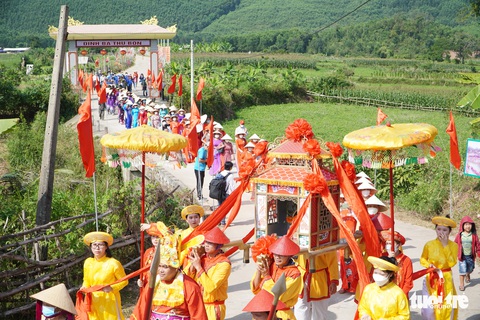 Độc đáo lễ rước sắc, rước nước ở lễ hội Bà Thu Bồn - Ảnh 5. Độc đáo lễ rước sắc, rước nước ở lễ hội Bà Thu Bồn - Ảnh 5.