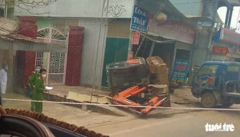 Xe cẩu chở trên xe tải lật xuống đè chết người - Ảnh 2. Xe cẩu chở trên xe tải lật xuống đè chết người - Ảnh 2.