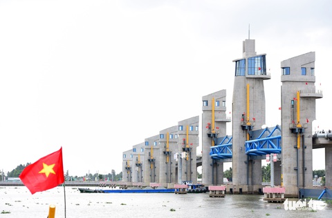 Siêu cống thủy lợi Cái Lớn - Cái Bé: Hài hòa cho sản xuất và sinh thái môi trường - Ảnh 4. Siêu cống thủy lợi Cái Lớn - Cái Bé: Hài hòa cho sản xuất và sinh thái môi trường - Ảnh 4.