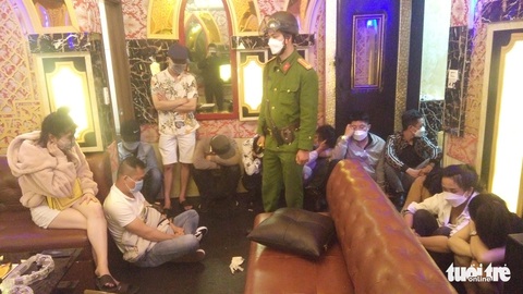 Quán karaoke khai trương, công an vào tìm thấy ma túy và mã tấu - Ảnh 1. Quán karaoke khai trương, công an vào tìm thấy ma túy và mã tấu - Ảnh 1.