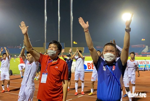 CĐV Hải Phòng đồng thanh chửi trọng tài: Thật xấu xí! - Ảnh 3. CĐV Hải Phòng đồng thanh chửi trọng tài: Thật xấu xí! - Ảnh 3.