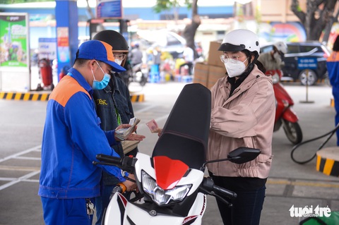 Chính phủ chốt giảm 2.000 đồng/lít thuế với xăng, chờ quyết trong một phiên họp - Ảnh 1. Chính phủ chốt giảm 2.000 đồng/lít thuế với xăng, chờ quyết trong một phiên họp - Ảnh 1.