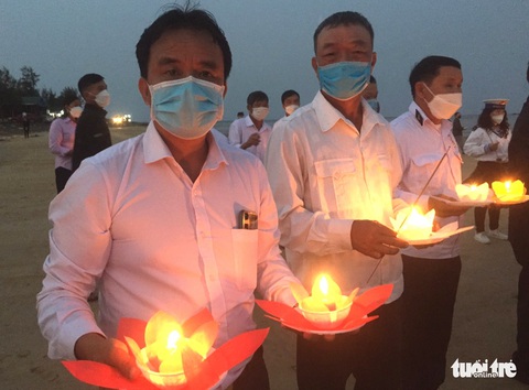 Thả hoa đăng tưởng niệm 64 liệt sĩ Gạc Ma: Hình bóng đồng đội luôn trong tim - Ảnh 3. Thả hoa đăng tưởng niệm 64 liệt sĩ Gạc Ma: Hình bóng đồng đội luôn trong tim - Ảnh 3.