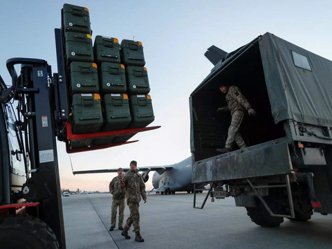 Mỹ, NATO dồn dập chuyển vũ khí cho Ukraine - Ảnh 1. Mỹ, NATO dồn dập chuyển vũ khí cho Ukraine - Ảnh 1.
