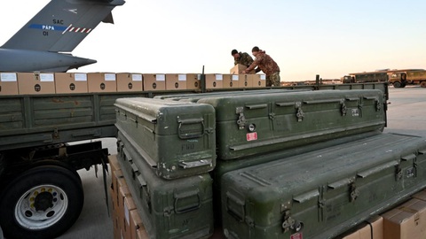 Mỹ, NATO dồn dập chuyển vũ khí cho Ukraine - Ảnh 2. Mỹ, NATO dồn dập chuyển vũ khí cho Ukraine - Ảnh 2.