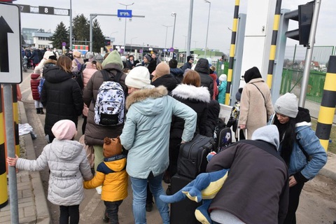 Người tị nạn Ukraine: Từ xót thương đến mối lo khủng hoảng nhân đạo - Ảnh 1. Người tị nạn Ukraine: Từ xót thương đến mối lo khủng hoảng nhân đạo - Ảnh 1.