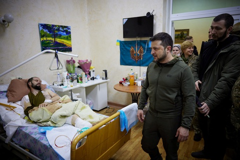 Tổng thống Ukraine thăm và trao huân chương cho quân nhân bị thương - Ảnh 2. Tổng thống Ukraine thăm và trao huân chương cho quân nhân bị thương - Ảnh 2.