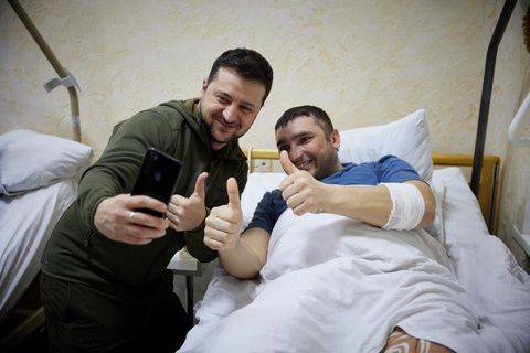 Tổng thống Ukraine thăm và trao huân chương cho quân nhân bị thương - Ảnh 4. Tổng thống Ukraine thăm và trao huân chương cho quân nhân bị thương - Ảnh 4.