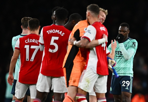 Thắng thuyết phục Leicester, Arsenal vượt mặt Man United - Ảnh 1. Thắng thuyết phục Leicester, Arsenal vượt mặt Man United - Ảnh 1.
