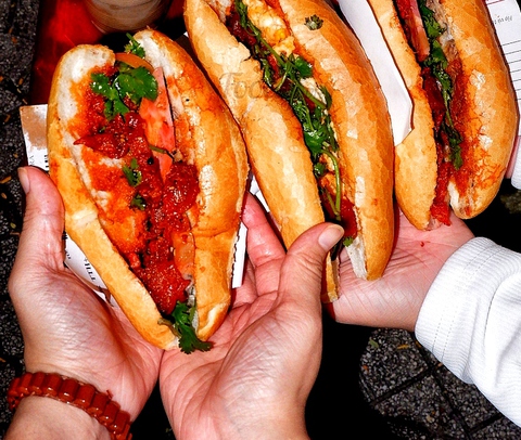Bánh mì Việt ký sự - Kỳ 10: Ổ bánh nhỏ như bàn tay con gái - Ảnh 1. Bánh mì Việt ký sự - Kỳ 10: Ổ bánh nhỏ như bàn tay con gái - Ảnh 1.