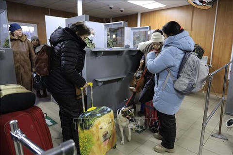 14 người Việt từ vùng chiến sự Kherson của Ukraine về đến Nga - Ảnh 1. 14 người Việt từ vùng chiến sự Kherson của Ukraine về đến Nga - Ảnh 1.
