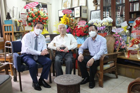 Bí thư Thành ủy, chủ tịch TP.HCM thăm nhà nghiên cứu Nguyễn Đình Đầu - Ảnh 1. Bí thư Thành ủy, chủ tịch TP.HCM thăm nhà nghiên cứu Nguyễn Đình Đầu - Ảnh 1.