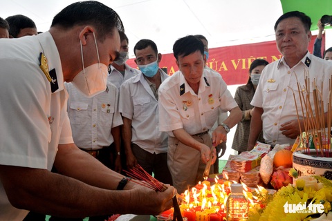 Đồng đội, người thân tưởng niệm 64 liệt sĩ Gạc Ma - Ảnh 6. Đồng đội, người thân tưởng niệm 64 liệt sĩ Gạc Ma - Ảnh 6.