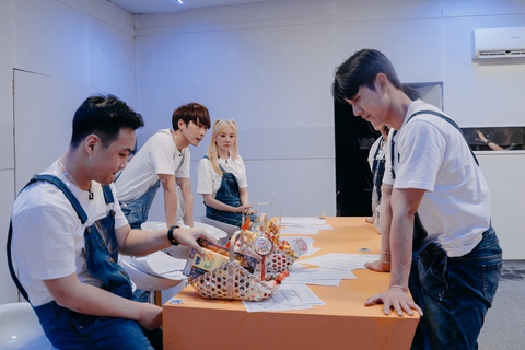 Ngô Thanh Vân đính hôn; Tuấn Trần lên tiếng nạn bạo hành trẻ em - Ảnh 5. Ngô Thanh Vân đính hôn; Tuấn Trần lên tiếng nạn bạo hành trẻ em - Ảnh 5.