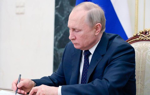 Tổng thống Putin ký luật cho phép ngân hàng bán vàng cho dân, hỗ trợ hàng không dân dụng - Ảnh 1. Tổng thống Putin ký luật cho phép ngân hàng bán vàng cho dân, hỗ trợ hàng không dân dụng - Ảnh 1.