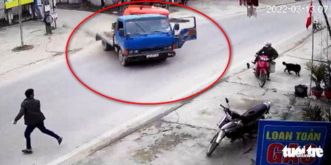 Tạm giữ tài xế vụ xe tải chở máy xúc lật đè chết người - Ảnh 1. Tạm giữ tài xế vụ xe tải chở máy xúc lật đè chết người - Ảnh 1.